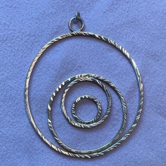 Sterling silver circle pendant - Picture 2 of 2